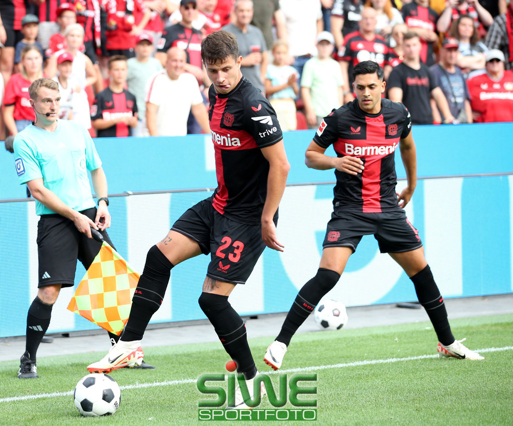 1.Fussball-Bundesliga  :    Bayer 04 Leverkusen--RB Leipzig   1.Spltg. | 19.08.2023; Fussball; GER;  Saison 2023/2024 ; 1.Bundesliga;  1.Spieltag. : 
 Bayer 04 Leverkusen -- RB Leipzig  :     Adam Hlozek (23/B04)  und Nadiem Amiri (11/B04)  führen eine "Zeitbringende"Ecke aus.


DFL REGULATIONS PROHIBIT ANY USE OF PHOTOGRAPHS AS IMAGE SEQENCES AND/OR QUASI-VIDEO. - Realisiert mit Pictrs.com