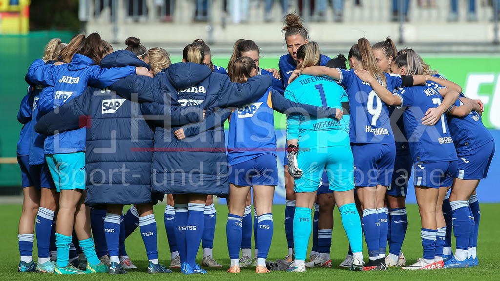 Fussball, Google Pixel Frauen-Bundesliga, VfL Wolfsburg - TSG 1899 Hoffenheim | v.li.: Spielerinnen der TSG 1899 Hoffenheim schwören sich mit einem Mannschaftskreis ein, Teamkreis, Ansprache, Motivation, DIE DFB-RICHTLINIEN UNTERSAGEN JEGLICHE NUTZUNG VON FOTOS ALS SEQUENZBILDER UND/ODER VIDEOÄHNLICHE FOTOSTRECKEN. DFB REGULATIONS PROHIBIT ANY USE OF PHOTOGRAPHS AS IMAGE SEQUENCES AND/OR QUASI-VIDEO.
