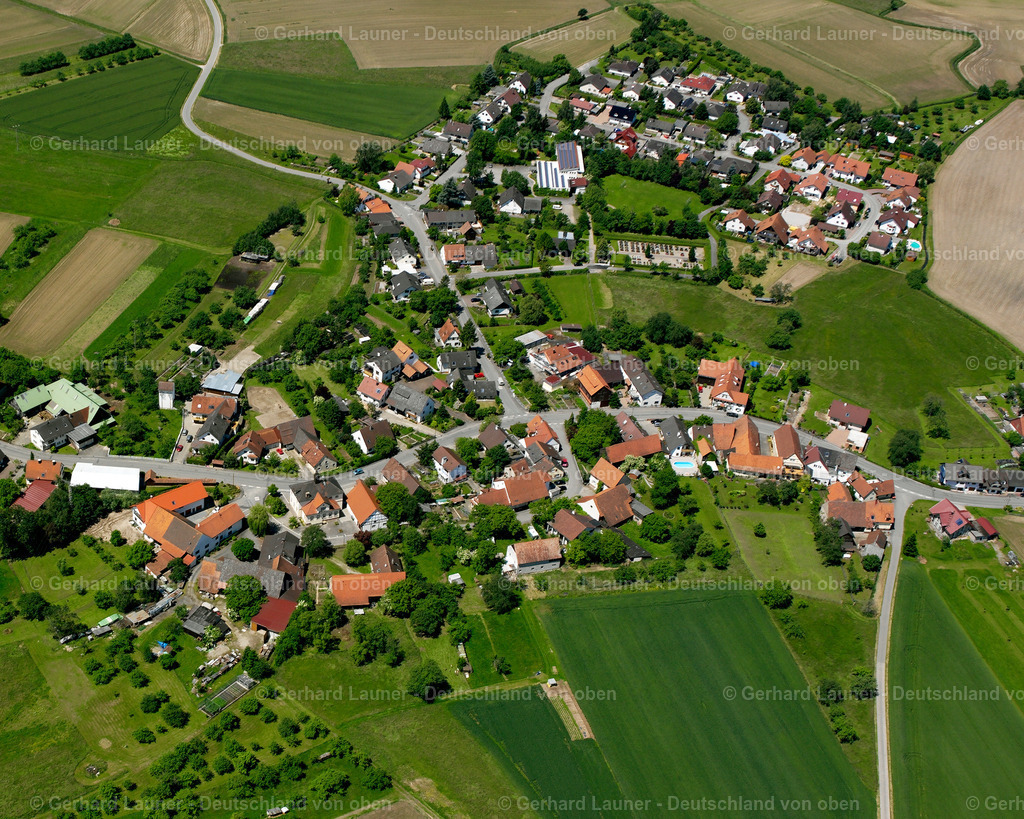 2626155 | HOLZHAUSEN 09.06.2006 Landwirtschaftliche Nutzflächen und Feldgrenzen  umsäumen das Siedlungsgebiet des Dorfes in Holzhausen im Bundesland Baden-Württemberg, Deutschland // Agricultural land and field boundaries surround the settlement area of the village  in Holzhausen in the state Baden-Wuerttemberg, Germany Foto: Gerhard Launer