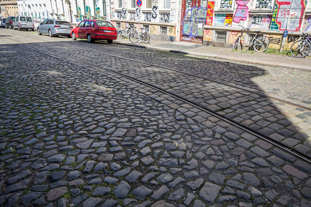 Connewitz - Historisches Straßenpflaster in der Simildenstraße | Entdecke über 20 Kategorien Leipzig-Motive: Foto-Downloads, hochwertige Poster, Leinwand- & Fine-Art-Prints. Jetzt Lieblingsfoto im Bildlexikon Leipzig Shop bestellen!