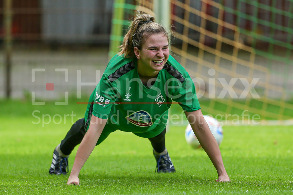 Fussball, Google Pixel Frauen-Bundesliga, Training SV Werder Bremen | v.li.: Hannah Etzold (Torhüterin, Torwart, SV Werder Bremen, 31) lächelt beim Liegestütze, bei einer Trainingsübung, lacht, freut sich, Spaß, Freude