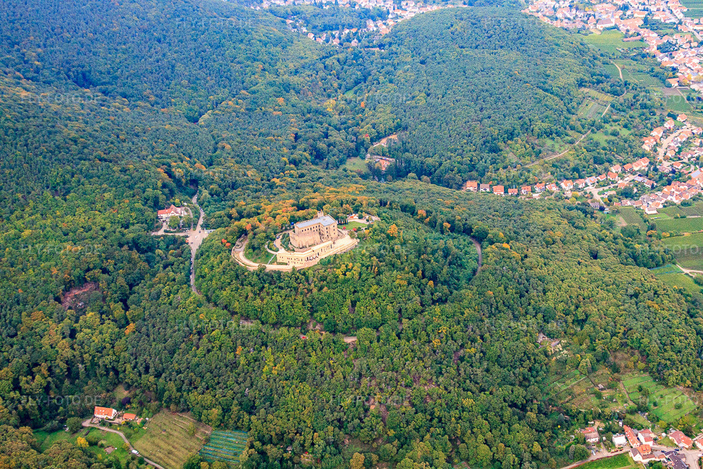Luftbild: Hambacher Schloss von Süden im Ortsteil Diedesfeld in Neustadt im Bundesland Rheinland-Pfalz in Deutschland. Foto: IMG_60086.jpg vom 08.10.2013 durch Werner Riehm/FLY-FOTO.deAuflösung des Originals: 4752 x 3168 pxStiftung Hambacher SchlossStiftung Hambacher Schloss | Das Hambacher Schloss ist eine lebendige Stätte deutscher und europäischer Demokratiegeschichte