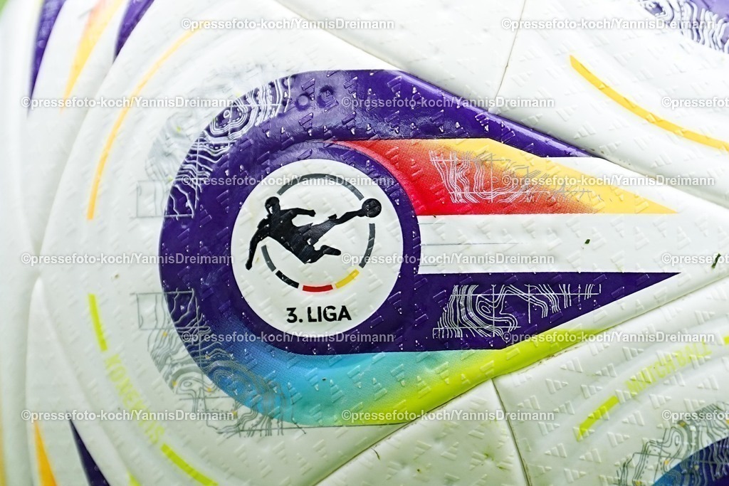 xydr03082501092 | 03.08.2025, xydrx, Fußball, 3.Liga, Viktoria Köln - FC Schweinfurt 05, Saison 2025 2026, Sportpark Höhenberg: Nahaufnahme Spielball Logo 3.Liga   DFB regulations prohibit any use of photographs as image sequences and or quasi-video.
