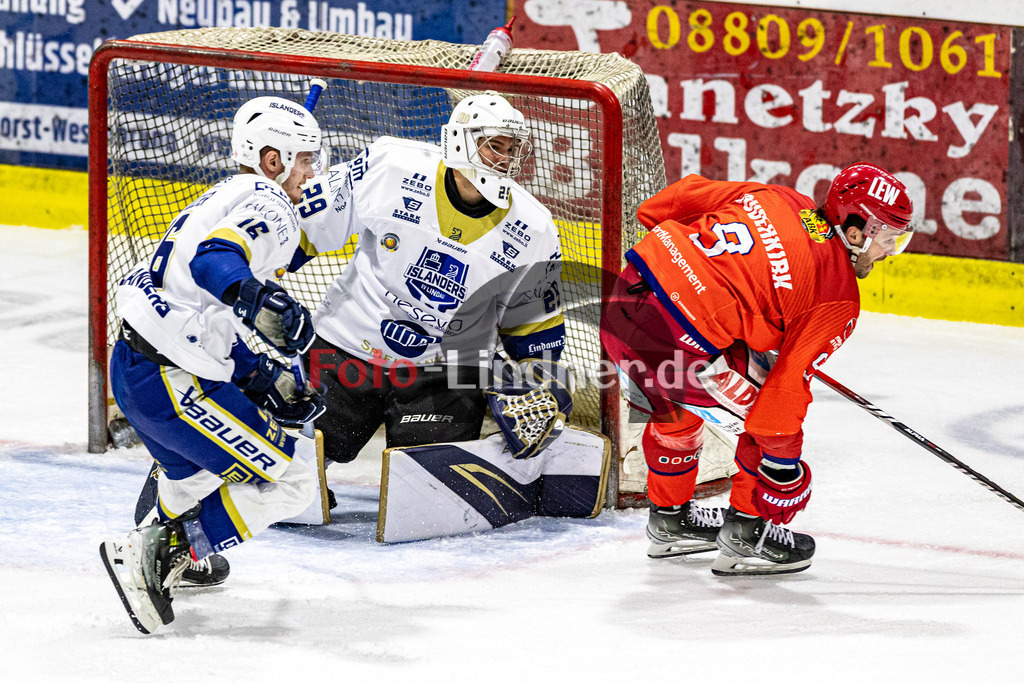 EC Peiting vs EV Lindau Islanders | Eishockey Oberliga Süd 2023/2024, EC Peiting vs EV Lindau Islanders,
Kampof vor dem Tor von Dieter GEIDL (Islanders 29 Goali),
2023-10-13 in Peiting (Eisstadion)
16 Corvin WUCHER (Islanders 16), 9 Brett OUDERKIRK (ECP 9), 29 Dieter GEIDL (Islanders Goali 29)
Copyright: WolfgangxLindner foto-lindner.de