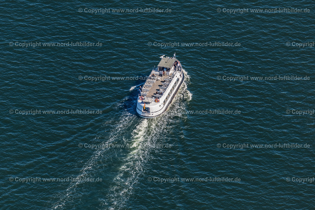 Usedom_MS_Astor_Ückeritzer_Personenschifffahrt_im_Achterwasser_ELS_5040100822 | MöNCHGUT 10.08.2022 Fahrgast- Schiff " MS Astor " auf dem Achterwasser in Peenemünde auf der Insel Usedom im Bundesland Mecklenburg-Vorpommern, Deutschland. // Passenger ship "MS Astor" on the backwaters in Peenemuende on the island of Usedom in the state Mecklenburg - Western Pomerania, Germany. Foto: Martin Elsen