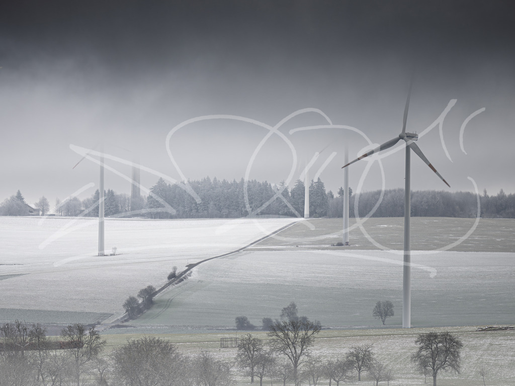 Windräder im Schnee | Naturschönheiten aus Deutschland. Pflanzen und Tiere, Insekten und Naturschauspiele. Alle schönen Details, die uns umgeben, fotografiert von Michi Moc.  - Realisiert mit Pictrs.com