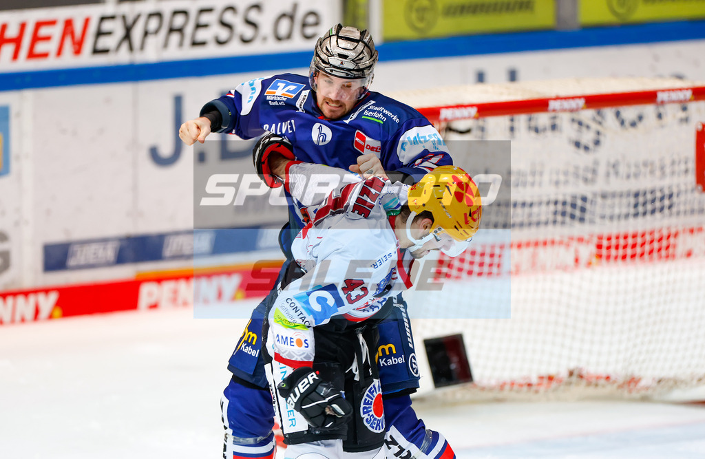 Iserlohn Roosters - Fischtown Pinguins Bremerhaven | Christopher Brown #11 (Iserlohn Roosters) und Skyler McKenzie #43 (Pinguins Bremerhaven)
DEL: Iserlohn Roosters - Fischtown Pinguins Bremerhaven - Realisiert mit Pictrs.com