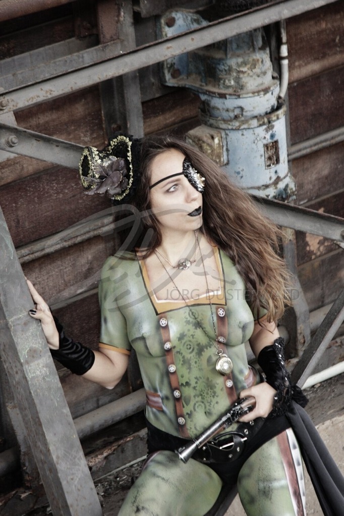 Bodypainting-STEAMPUNK_9968a | #001 | Modell: Ann-Kristin | Foto: Frank Schneider - Realisiert mit Pictrs.com