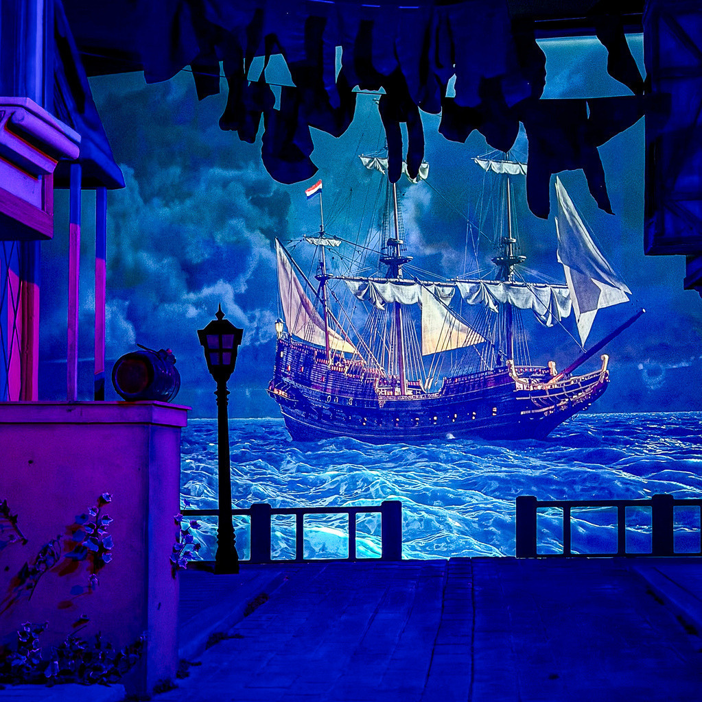 Geisterschiff im Nebel – Cineastische Fantasy Fotokunst | Ein spektakuläres, cineastisches Kunstwerk voller Mystik und Abenteuer. Diese atmosphärische Fine-Art-Fotografie fängt die Silhouette eines alten Segelschiffs ein, das im dichten Nebel und einer dramatischen, tiefblauen Illumination liegt. Das meisterhafte Spiel aus Licht, Schatten und geisterhafter Stimmung verleiht dem Raum eine epische Tiefe. Ein exklusiver Blickfang für moderne Wohnzimmer, Gaming-Rooms oder kreative Büros. Optimal als glänzender Galerie-Druck unter Acrylglas. - Realisiert mit Pictrs.com