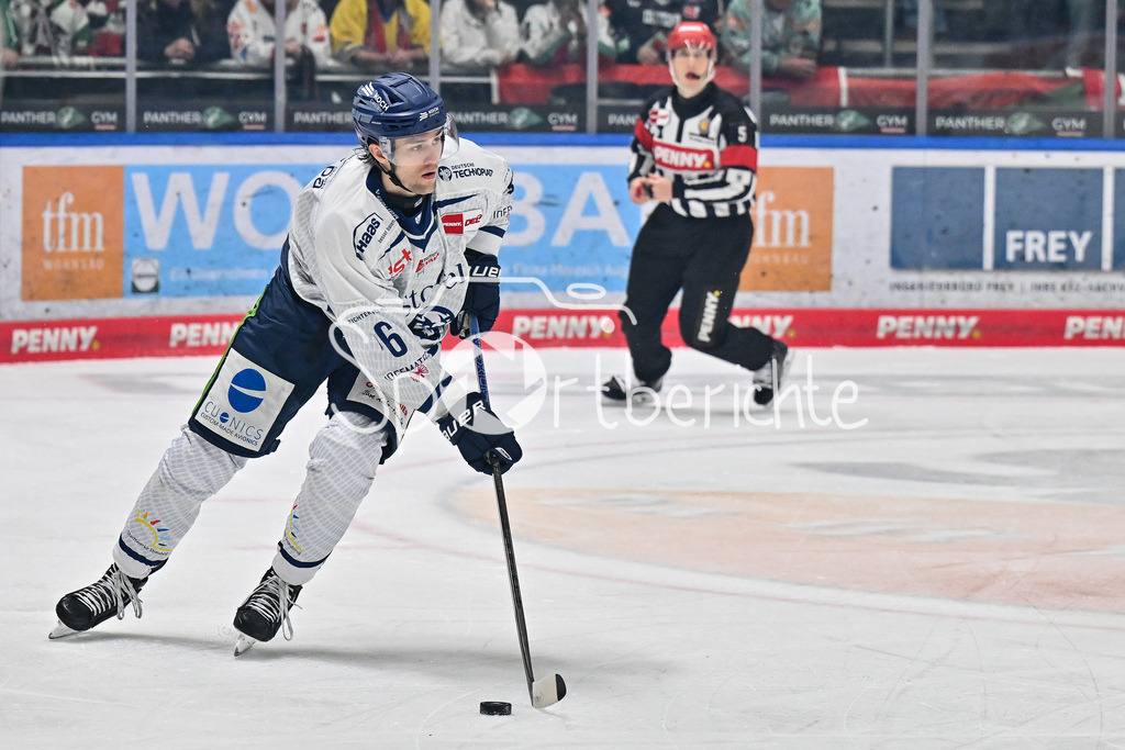 Augsburger Panther - Straubing Tigers | am PUck Alex GREEN (Straubing Tigers #6) / Freisteller / Einzelfoto / DEL: Augsburger Panther - Straubing Tigers, Curt Frenzel Stadion am 29.11.2024