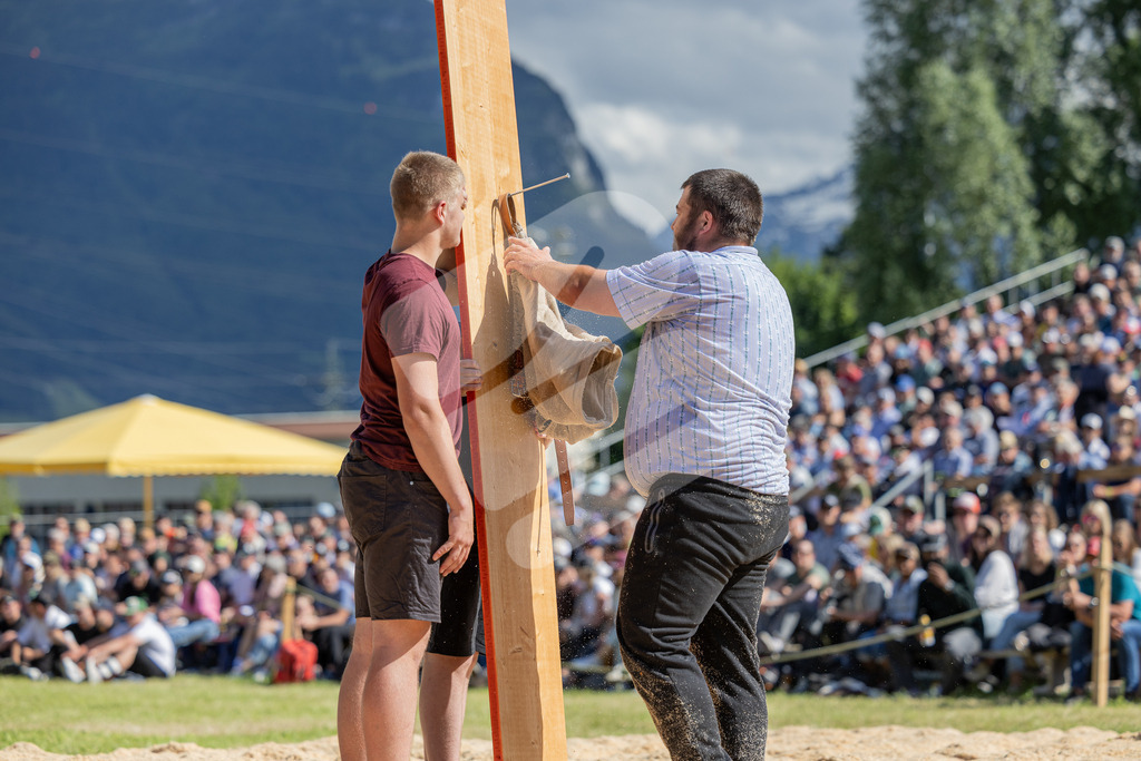 UKSF2026_6G_00032 | Die Schwinger des Schwyzer Kantonalen Schwingerverbandes: Fotos, die Dynamik und Leidenschaft festhalten, sowie emotionale Momente aus dem traditionellen Schwingsport zeigen. - Realisiert mit Pictrs.com