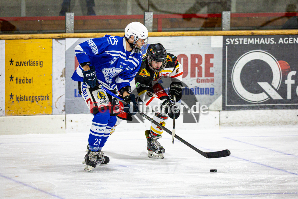 SC Forst NATURE BOYZ gegen EHC Bad Aibling AIBDOGS | Eishockey Landesliga 2025/26 Vorrunde, SC Forst NATURE BOYZ gegen EHC Bad Aibling AIBDOGS, 20251031,Zweikampf,2025-10-31 in Peißenberg (flatbuy Arena Peißenberg), Florian DREXLER (Nature Boyz 28), Lukas STUFFLER (EHC Bad Aibling Torwart 8)Copyright: WolfgangxLindner www.foto-lindner.de