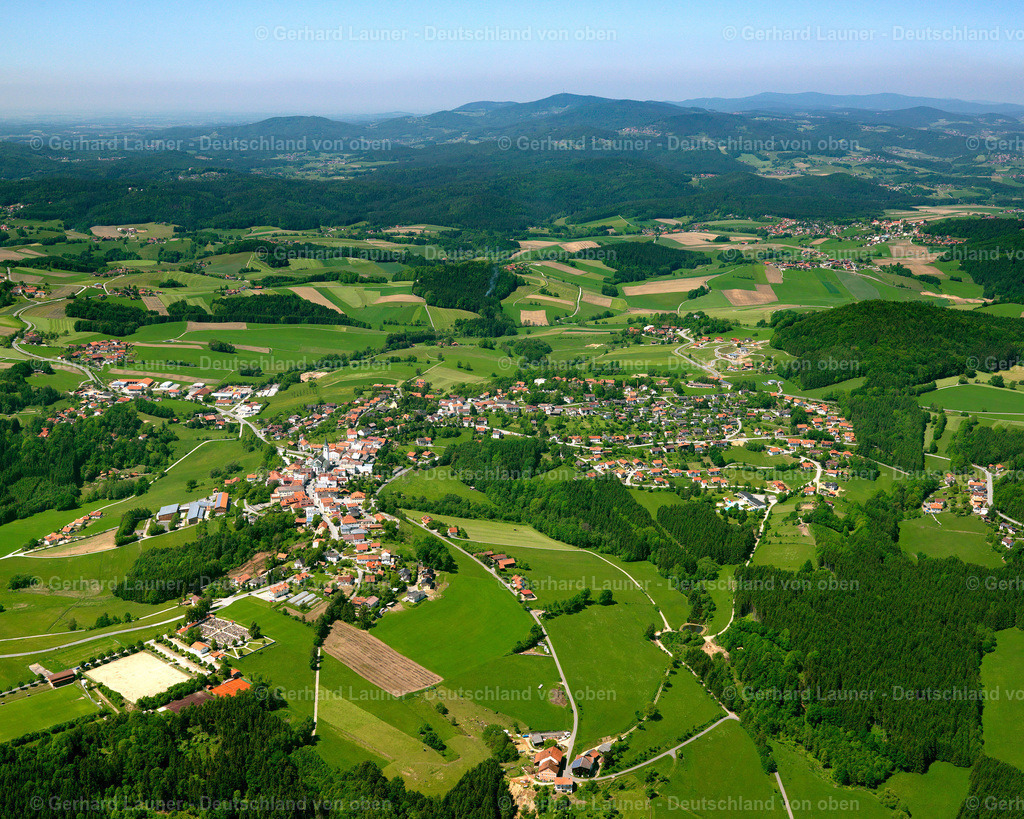 2724026 | NIEDERPERLESREUT 19.05.2007 Landwirtschaftliche Nutzflächen und Feldgrenzen  umsäumen das Siedlungsgebiet des Dorfes in Niederperlesreut im Bundesland Bayern, Deutschland // Agricultural land and field boundaries surround the settlement area of the village  in Niederperlesreut in the state Bavaria, Germany Foto: Gerhard Launer