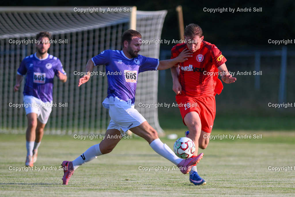 VfR Neumünster vs FC Kilia Kiel | Christoph Kahlcke (VfR #8) vs Marcel Freund (Kilia #26) / Fußball-Oberliga Männer 2026/2027 / VfR Neumünster vs FC Kilia Kiel / Grümmi-Arena / Neumünster / 04.08.26 - Realisiert mit Pictrs.com