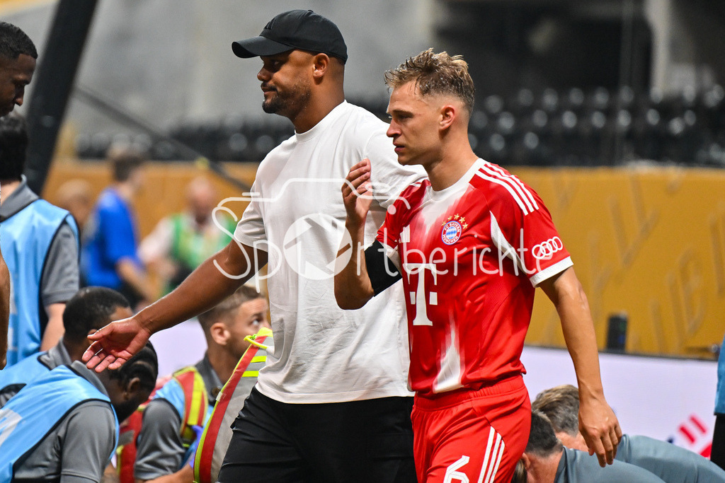 Paris Saint Germain - FC Bayern München | entsetzten auf dem Platz nach der schweren Verletzung von Jamal MUSIALA (FC Bayern Muenchen 42) / FIFA Club World Cup: Paris Saint Germain - FC Bayern Muenchen, Mercedes Benz Stadium am 05.07.2025 / NOT FOR SALE IN USA / Joshua KIMMICH (FC Bayern Muenchen 6) und Vincent KOMPANY Trainer FC Bayern Muenchen