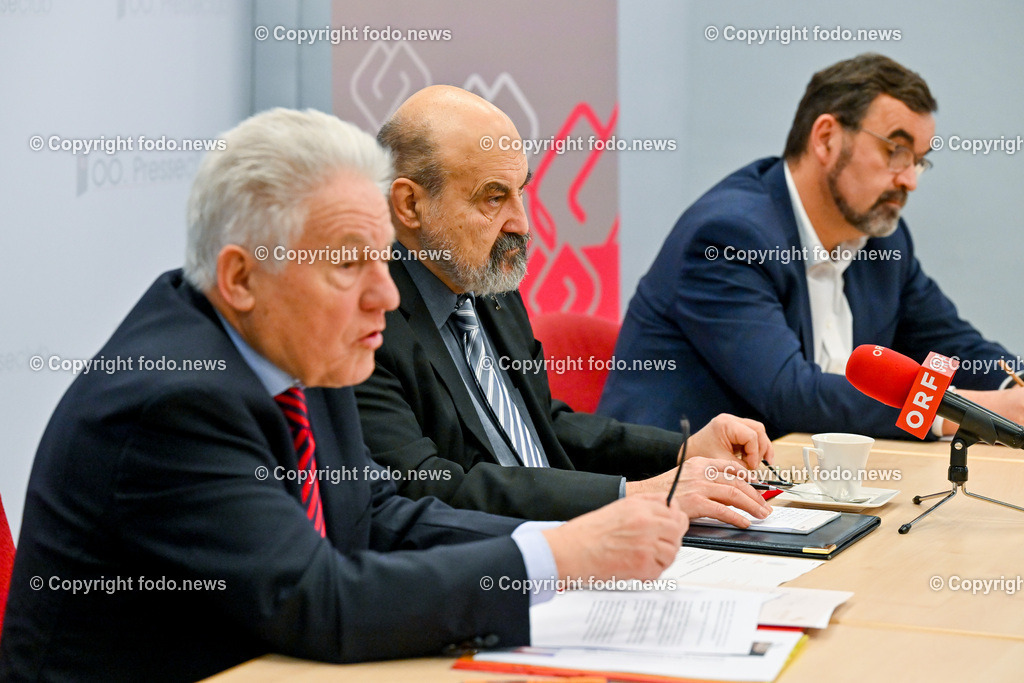 Pressekonferenz ProOriente_ Die Veränderung der Epoche-Herausforderung für die Christen_ 09.03.2023-44 | 09.03.2023, Presseclub Linz, AUT, Pressekonferenz Pro Oriente, Die Veraenderung der Epoche-Herausforderung fuer die Christen, im Bild LH a.D. Josef Puehringer (Vorsitzender von PRO ORIENTE Sektion Linz), Tomáš Halík (Professor für Soziologie an der Karlsuniversitaet in Prag), Helmut Außerwoeger (Direktor des Bildungshauses Schloss Puchberg)

