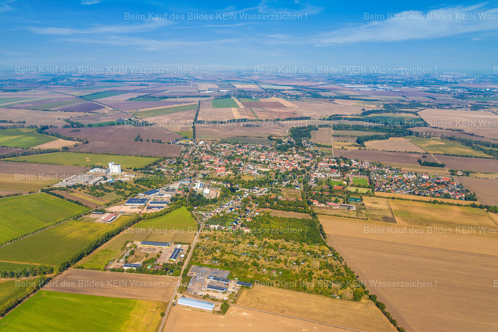 4_Altenweddingen-1695 | Blick aus der Luft auf einen Gewerbestandort in Altenweddingen. Die Aufnahme entstand im Rahmen eines Auftrags und zeigt nicht nur das Unternehmen selbst, sondern bewusst auch die umliegenden Gewerbeflächen, Verkehrswege und die angrenzende Landschaft.Gerade bei der Standortfotografie ist dieser räumliche Zusammenhang wichtig. Ein einzelnes Gebäude kann zeigen, wie ein Unternehmen aussieht – ein gut geplantes Luftbild zeigt dagegen, wo es liegt und wie es in seinen Standort eingebunden ist.Die Aufnahme dokumentiert damit den Gewerbestandort und sein Umfeld in einer gemeinsamen Perspektive. Solche Bilder eignen sich für Unternehmenskommunikation ebenso wie für Standortmarketing und die Präsentation von Gewerbeflächen. - Realisiert mit Pictrs.com