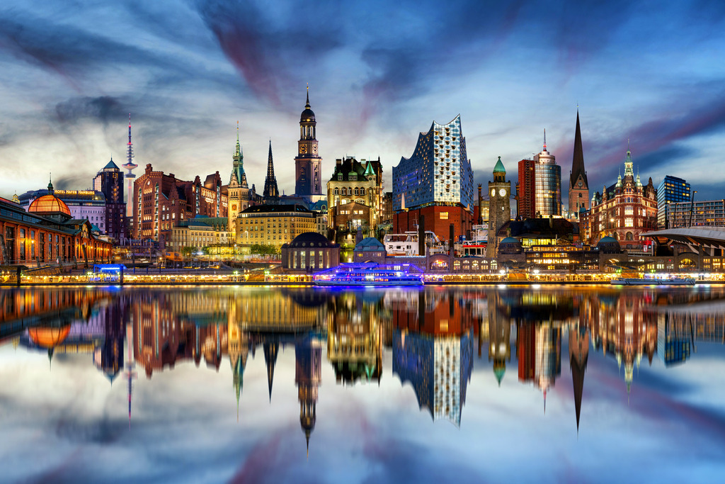 10221001 - Hamburg Skyline Collage | Eine ganz besonders kunstvolle Hamburg Skyline Collage, aufwendig fotografiert, komponiert und bearbeitet vom Fotokünstler Marc Hübner. Wie alle unsere Motive ist auch dieses Bild exklusiv nur bei uns im Onlineshop erhältlich.