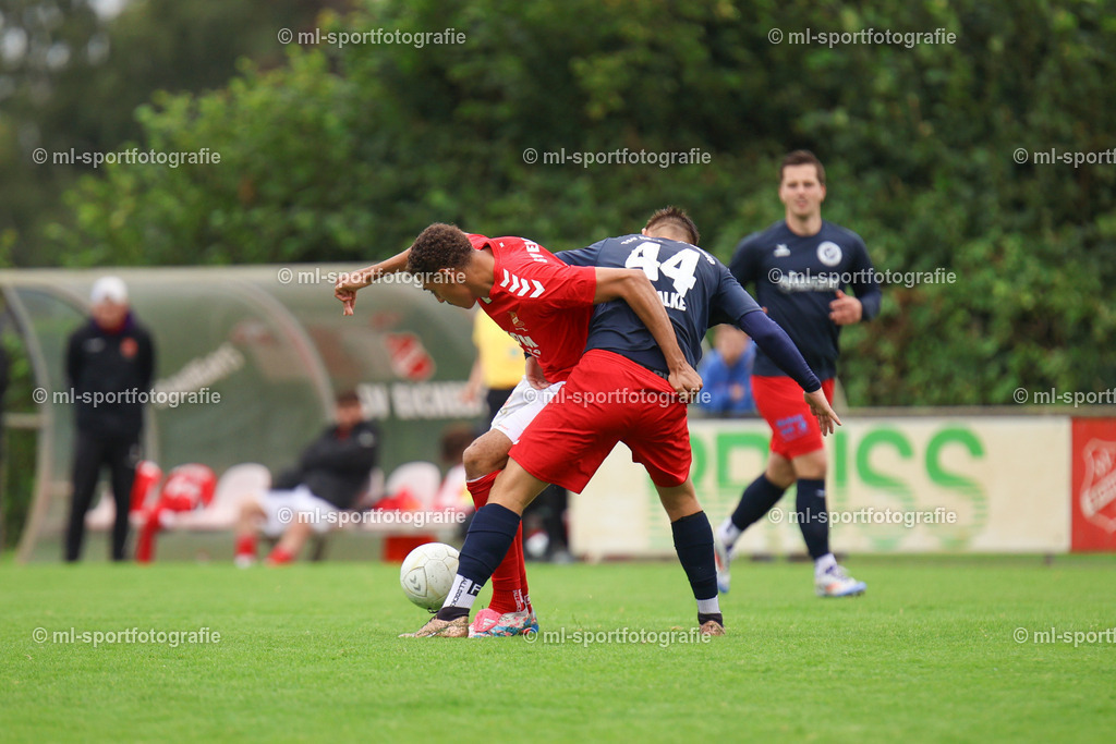 IMG_9726 | Noah Cooper Fritzen (16, SV Eichede) im Zweikampf mit Nick Falke (44, TSV Nordmark Satrup) - Realisiert mit Pictrs.com