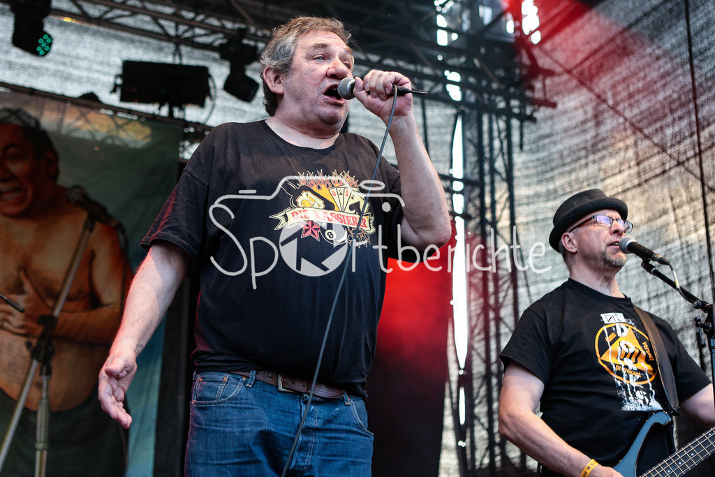 Sommer am Kiez | Wolfgang WENDLAND von der Band "Die Kassierer" beim Auftritt auf dem Augsburger Festival "Sommer am Kiez" in Aktion / Livemusik / Konzert / Musik / Laut / Punk / Punkmusik / Saenger / Gesang / Mikrofon
