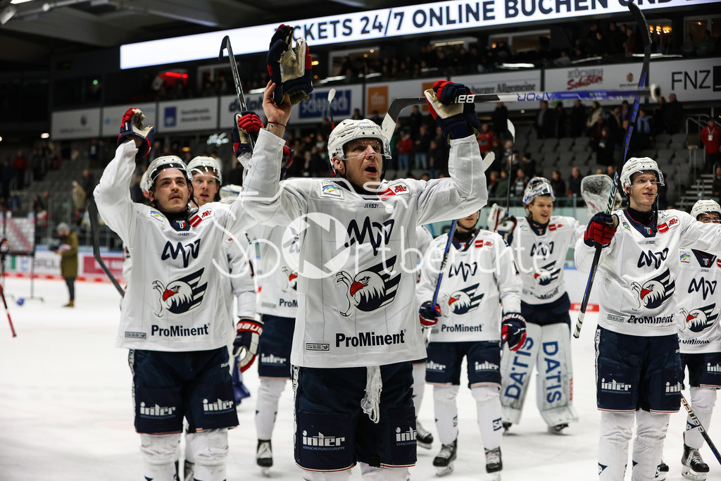 Augsburger Panther - Adler Mannheim | Die Spieler der Adler feiern zusammen mit ihren Fans den Auswaertssieg in Augsburg / Jubel / Freude