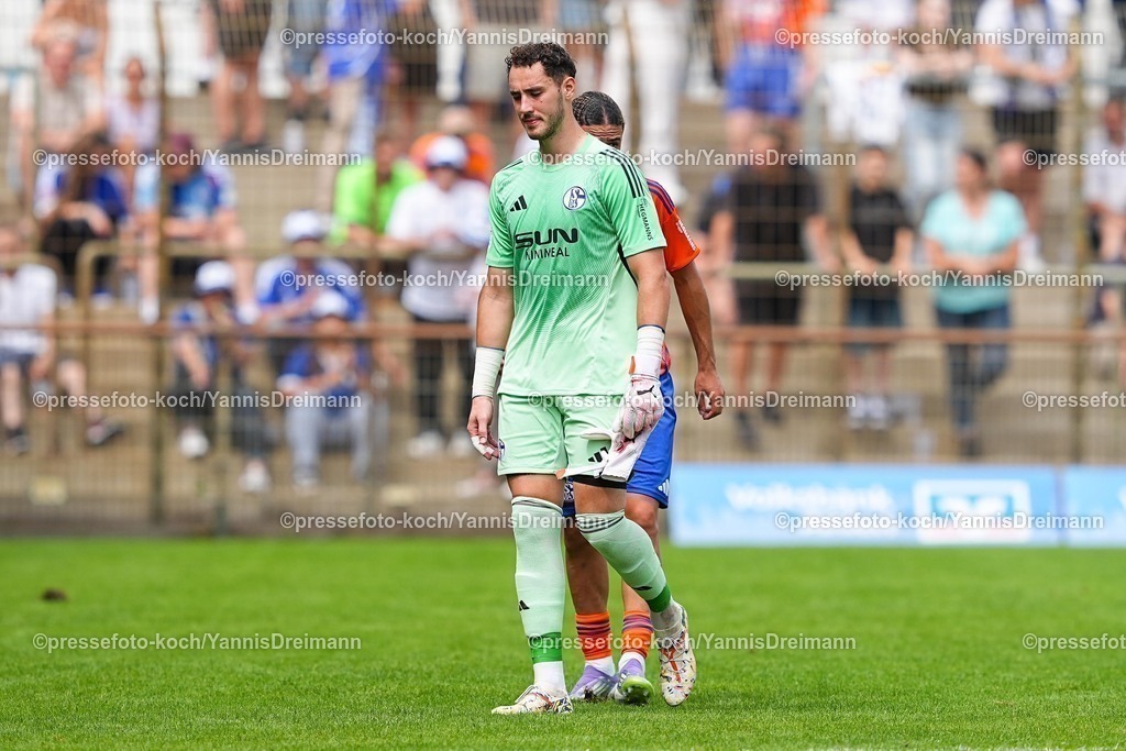 xYDR20072501014 | 20.07.2025, xydrx, Fußball, Rot Weiss Ahlen - FC Schalke 04, Testspiel, Wersestadion: Justin Heekeren (FC Schalke 04 #28) verlässt enttäuscht den Platz