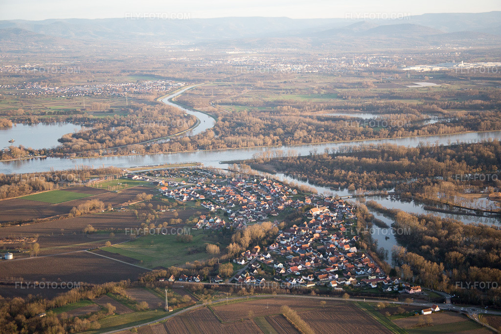 Aerial view: View of the town in Munchhausen in the state Bas-Rhin, France.Photo: IMG_086040.jpg taken on 02/06/2016 by Werner Riehm/FLY-FOTO.comResolution of the original: 5472 x 3648 px