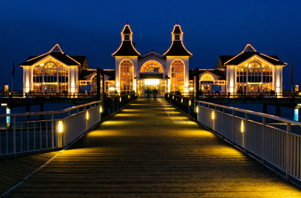 Ostseebad Sellin im Abendlicht | Sellin, Deutschland - September 28, 2009: Ostseebad Sellin im Abendlicht. - Realisiert mit Pictrs.com