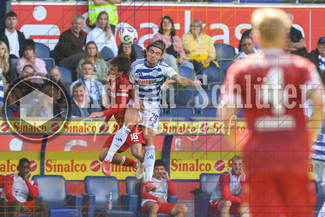 MSV Duisburg vs VfB Stuttgart II - 3. Liga | Duisburg, Deutschland, 02.08.25:   Leny Romo Meyer (VfB Stuttgart II) und Joshua Bitter (MSV Duisburg) im Kampf um den Ball waehrend des Spiels der 3. Liga MSV Duisburg vs VfB Stuttgart II in der schauinsland-reisen-arena(Foto von Brauer-Fotoagentur / Adrian Schlueter)