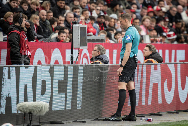 German Bundesliga, Bayer 04 Leverkusen vs. VfL Wolfsburg, 04.04.2026 | LEVERKUSEN, GERMANY - APRIL 4, 2026 :  referee Martin Petersen (Stuttgart) using the screen of the video assist during the German Bundesliga match on gameday 28 between Bayer 04 Leverkusen vs. VfL Wolfsburg at BayArena on April 4, 2026 in Leverkusen, Germany. DFL REGULATIONS PROHIBIT ANY USE OF PHOTOGRAPHS AS IMAGE SEQUENCES AND/OR QUASI-VIDEO.