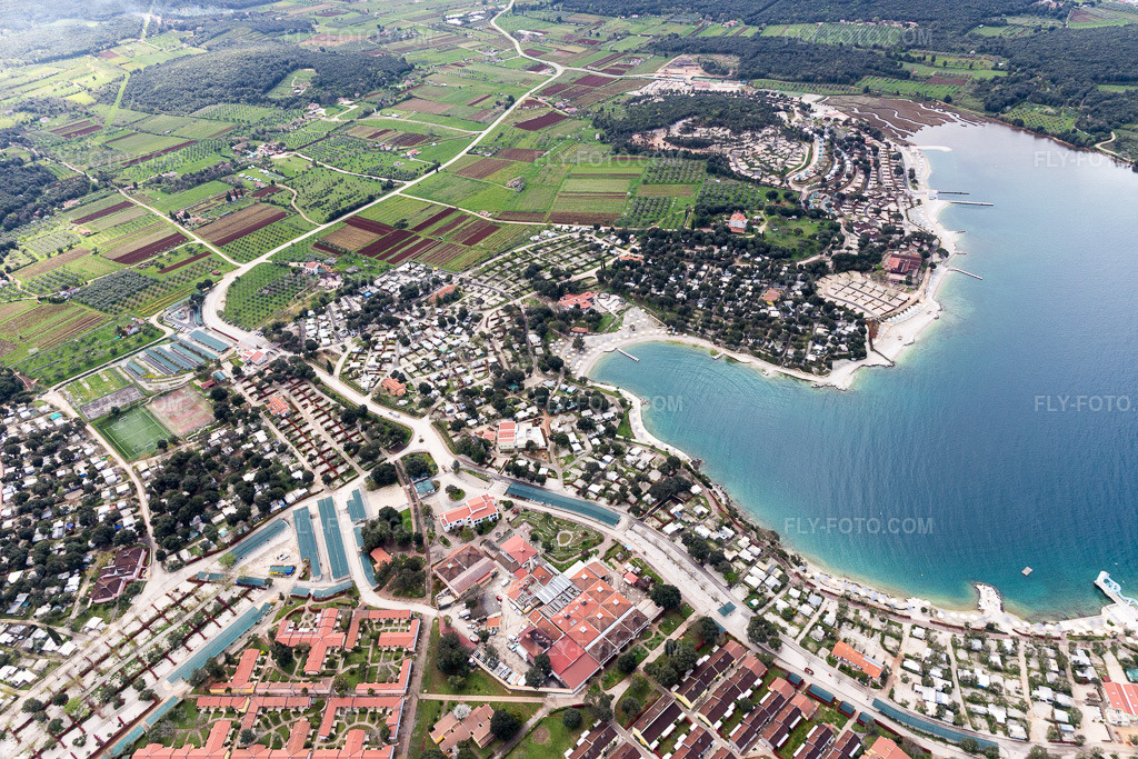 Aerial view: View of the town in Vrsar in the state Gespanschaft Istrien, Croatia. – Photo: IMG_105953.jpg taken on 04/13/2018 by Werner Riehm/FLY-FOTO.com – Resolution of the original: 5472 x 3648 px