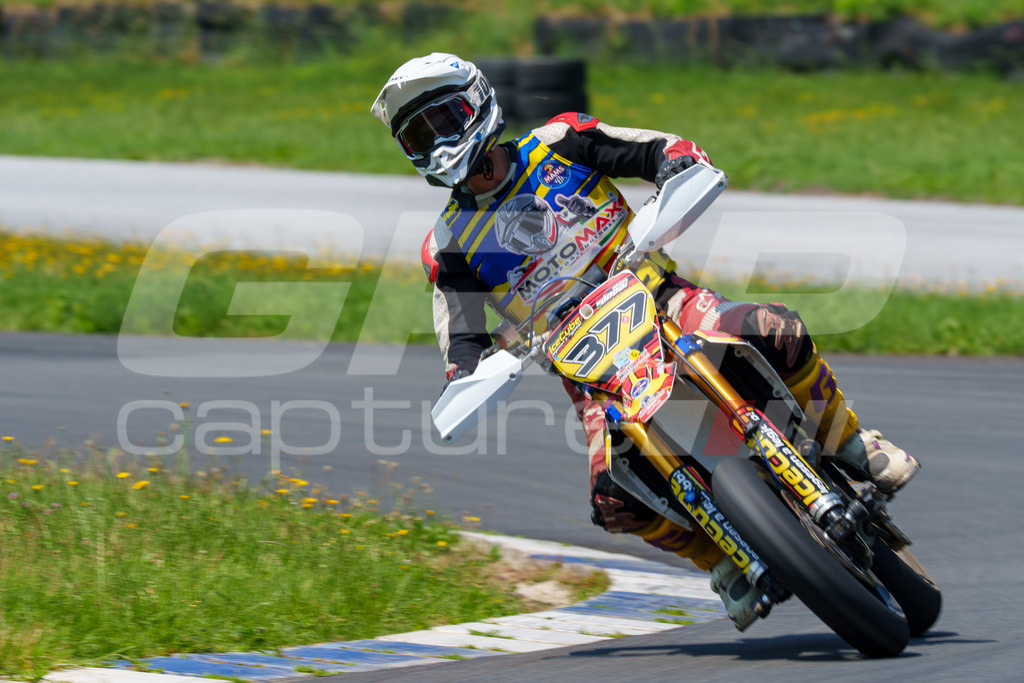 G-Cup + Supermoto Staatsmeisterschaft + Hungarian Supermoto Championship | GRIPcapture steht für authentische Sportfotografie in Österreich – für Momente, die mehr sind als Geschwindigkeit oder Ergebnis. Es geht um Emotion, Spannung, Fokus und den Augenblick, der oft nur einen Wimpernschlag dauert.Ob Motorsport, Teamsport oder 