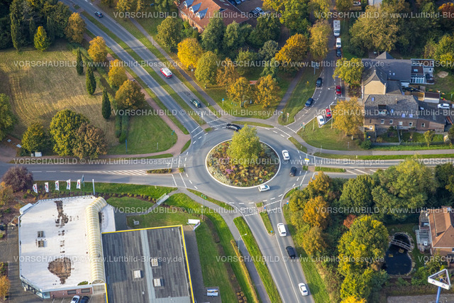 Kalkar241014239 | Luftbild, Kreisverkehr, Rheinstraße, Xantener Straße, Kastellstraße und Bahnhofstraße Bundesstraße B57 B67, mit herbstlichem Baum und grüner Bepflanzung, Kalkar, Niederrhein, Nordrhein-Westfalen, Deutschland