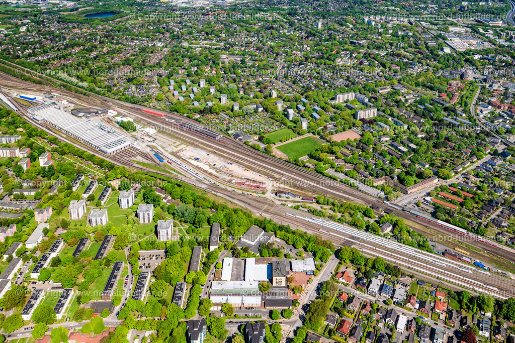 Hamburg_Eidelstedt_ICE Werk_Hamburgeidelstedt_ELS_4455010525 | HAMBURG 01.05.2025 Baustelle zum Neubau einer Instandhaltungswerkstatt, Bahnbetriebswerk und Ausbesserungswerk für die Wartung und Instandhaltung von Zug- Waggons " ICE Werk " an der Elbgaustraße im Ortsteil Eidelstedt in Hamburg, Deutschland. Weiterführende Informationen bei: Deutsche Bahn AG. // Railway depot and repair shop for maintenance and repair of trains " ICE Intercity Express " in the district Eidelstedt in Hamburg, Germany. Further information at: Deutsche Bahn AG. Foto: Martin Elsen