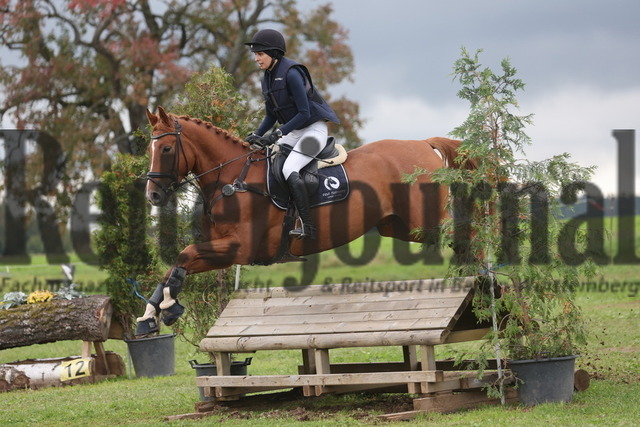 Altensteig_2024_Prfg.Nr.02_Geländepferdeprfg.Kl.A_Nicole Kühnapfel_Spotify 10 (4) | Alle Fotos der Reiterjournal Fotografin Doris Matthaes im Reiterjournal Online-Fotoshop. - Realisiert mit Pictrs.com