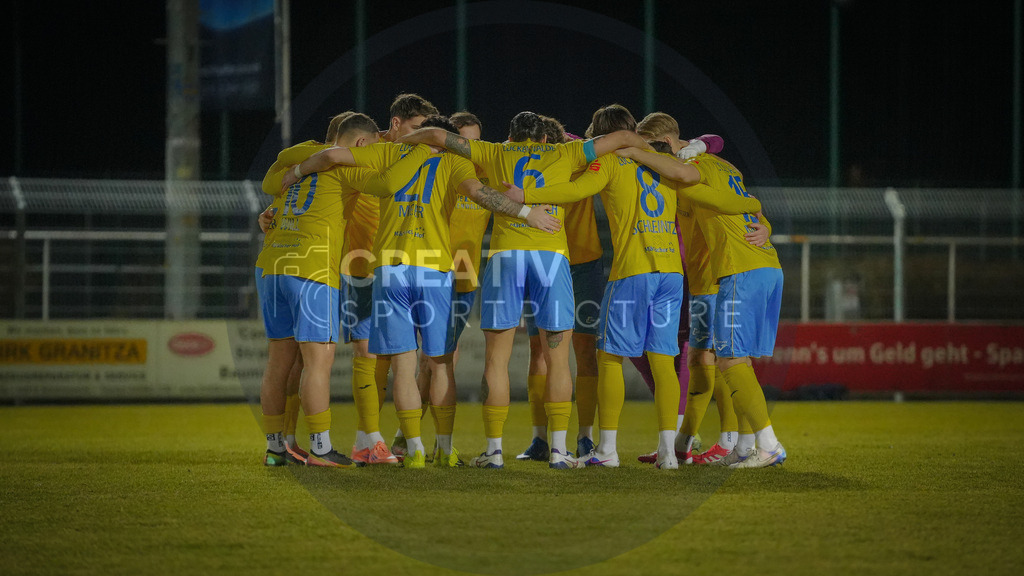 Fußball, Herren, Saison 2025/2026, Regionalliga Nordost, 20. Spieltag, FSV 63 Luckenwalde vs. 1.FC Magdeburg II, Mittwoch 04.03.2026, Werner-Seelenbinder-Stadion Luckenwalde, | Fußball, Herren, Saison 2025/2026, Regionalliga Nordost, 20. Spieltag, FSV 63 Luckenwalde vs. 1.FC Magdeburg II, Mittwoch 04.03.2026, Werner-Seelenbinder-Stadion Luckenwalde, Im Bild: Der Mannschaftskreis des FSV 63 Luckenwalde vor Spielbeginn. - Realisiert mit Pictrs.com