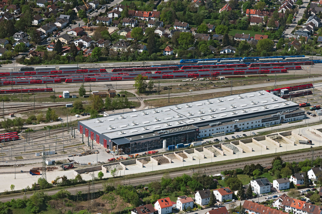 dr__0064338.jpg | MüNCHEN 29.04.2025 Bahnbetriebswerk und Ausbesserungswerk, Wartung und Instandhaltung von Zügen des Personentransportes im Ortsteil Aubing-Lochhausen-Langwied in München im Bundesland Bayern, Deutschland. Weiterführende Informationen bei: Deutsche Bahn AG. // Railway depot and repair shop for maintenance and repair of trains of passenger transport of the series in the district Aubing-Lochhausen-Langwied in Munich in the state Bavaria, Germany. Further information at: Deutsche Bahn AG. Foto: Daniel Reiter