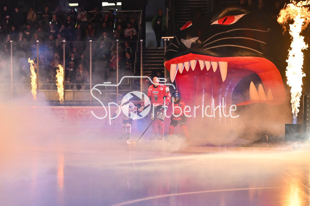 Augsburger Panther - Grizzlys Wolfsburg | Die Panther laufen zusammen mit der U9 auf das Eis / AEV / Augsburger EV / Symbolbild / DEL: Augsburger Panther - Grizzlys Wolfsburg; Curt Frenzel Stadion am 10.10.2025