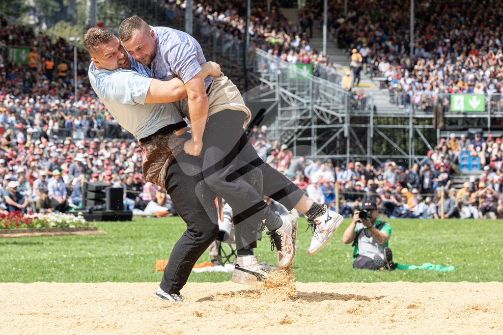 ESAF2025_03Gang_5032 | Die Schwinger des Schwyzer Kantonalen Schwingerverbandes: Fotos, die Dynamik und Leidenschaft festhalten, sowie emotionale Momente aus dem traditionellen Schwingsport zeigen. - Realisiert mit Pictrs.com