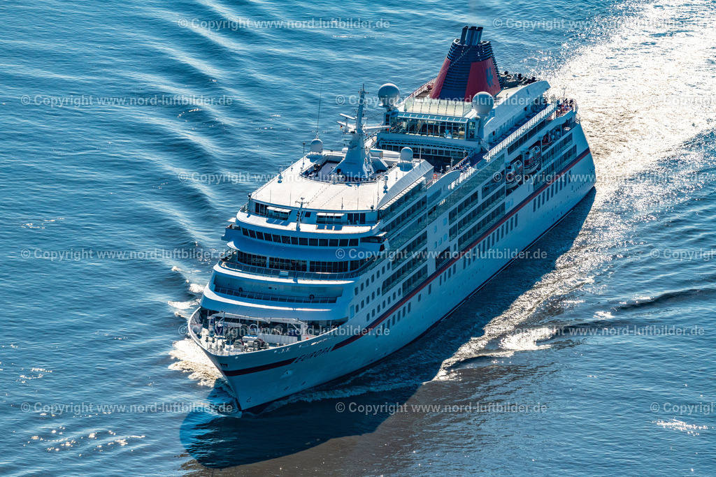 Ms_Europa_Kreuzfahrtschiff_Hapag_Lloyd_auf_der_Elbe_ELS_7035130822 | KOLLMAR 13.08.2022 Kreuzfahrt- Passagier- und Fahrgast- Schiff " MS Europa Hapag Lloyd " in Kollmar im Bundesland Schleswig-Holstein, Deutschland. // Cruise and passenger ship " MS Europa Hapag Lloyd " in Kollmar in the state Schleswig-Holstein, Germany. Foto: Martin Elsen