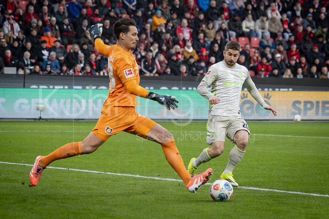 German Bundesliga, Bayer 04 Leverkusen vs. SV Werder Bremen, 24.01.2026 | LEVERKUSEN, GERMANY - JANUARY 24: Janis Blaswich (Bayer 04 Leverkusen, 28) is challenged by Romano Schmid (SV Werder Bremen, 20) during the German Bundesliga match on gameday 19 between Bayer 04 Leverkusen vs. SV Werder Bremen at BayArena on January 24, 2026 in Leverkusen, Germany. DFL REGULATIONS PROHIBIT ANY USE OF PHOTOGRAPHS AS IMAGE SEQUENCES AND/OR QUASI-VIDEO.