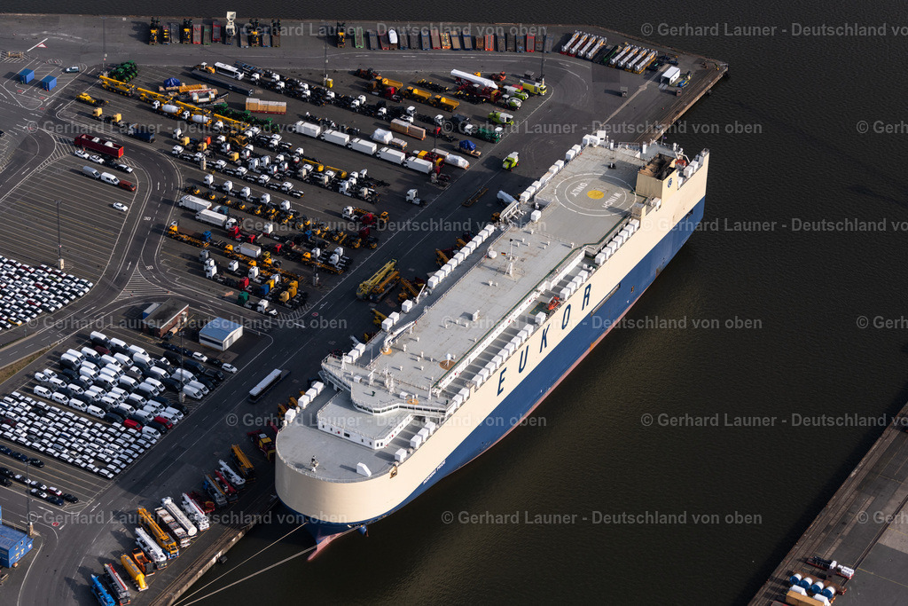 4030475 | BREMERHAVEN 01.06.2020 Autotransporter " Eukor " am Schiffs- Kai des Hafens Kaiserhafen in Bremerhaven im Bundesland Bremen, Deutschland. // Car transporter " Eukor " on the ship quay of the port Kaiserhafen in Bremerhaven in the state Bremen, Germany. Foto: Gerhard Launer