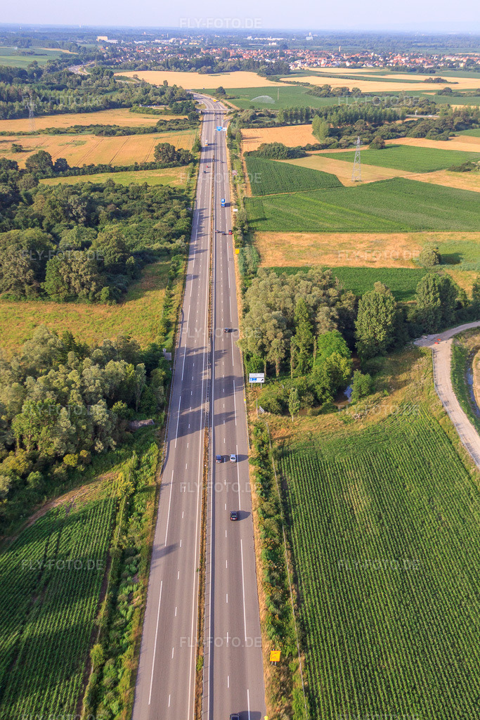 Luftbild: Autobahn A35 in Gambsheim im Bundesland Bas-Rhin in Frankreich. – Foto: IMG_30370.jpg vom 09.07.2010 durch Werner Riehm/FLY-FOTO.de – Auflösung des Originals: 3168 x 4752 px