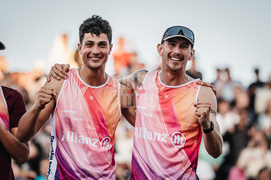 Beachvolleyball | Frauen und Männer | Deutsche Meisterschaften 2025 Timmendorfer Strand | 07.09.2025 | Die Gewinner der Goldmedaille Deutscher Meister v.l. Sven Winter und Lukas Pfretzschner bei der Siegerehrung