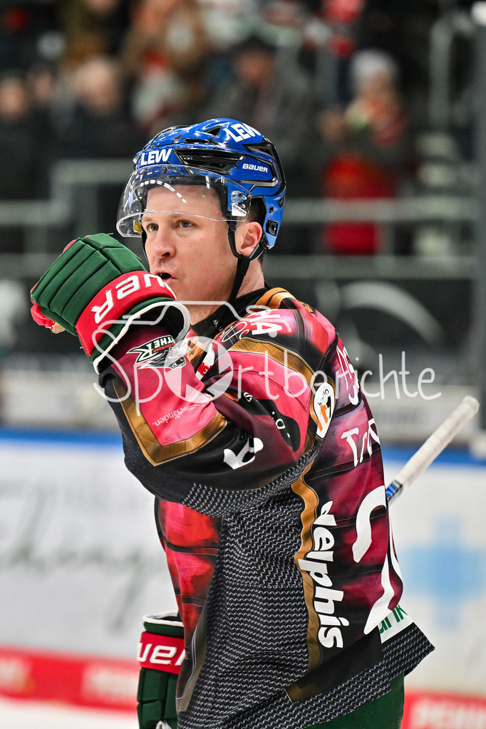 Augsburger Panther - Dresdner Eislöwen | AUGSBURG, DEUTSCHLAND - 06. MÄRZ: die Spieler der Panther feiern zusammen mit den Fans den Heimsieg gegen Dresden nach dem Match zwischen den Augsburger Panthern und den Dresdner Eislöwen am 49. Spieltag der Penny DEL im Curt Frenzel Stadion / T. J. TREVELYAN (Augsburger Panther 24)