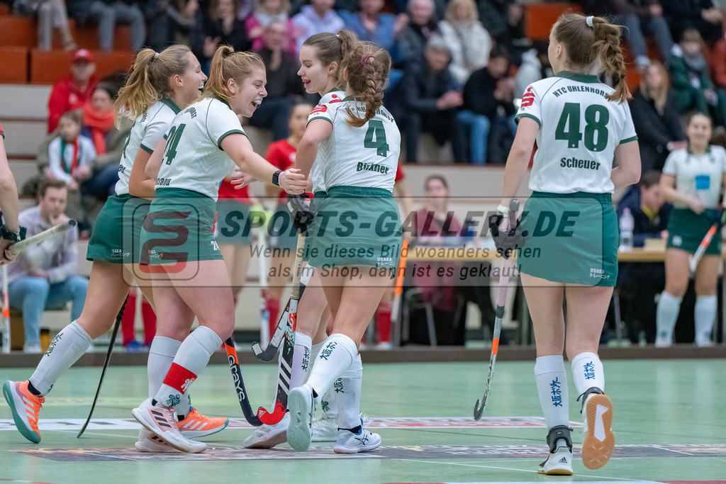 HK_20240114_108048 | 1. Bundesliga Damen Crefelder HTC - Uhlenhorst Mülheim am 14.1.2024 Halle Glockenspitz, Krefeld , Elena Clococeanu ( Uhlenhorst Mülheim #24 ) , Lara Birkner  ( Uhlenhorst Mülheim #4 ) , Maike Scheuer ( Uhlenhorst Mülheim #48 )