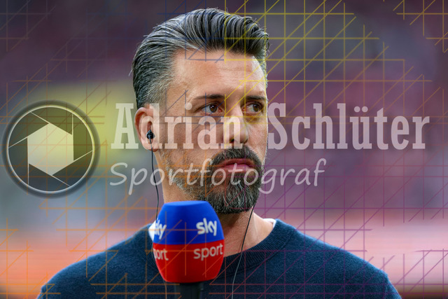 1. FC Köln vs FC Augsburg - 1. Bundesliga  | Köln, Deutschland, 18.10.25:   Trainer Sandro Wagner schaut im Interview waehrend des Spiels der 1. Bundesliga zwischen  1. FC Köln vs FC Augsburg in der RheinEnergieStadion(Foto von Brauer-Fotoagentur / Adrian Schlueter)