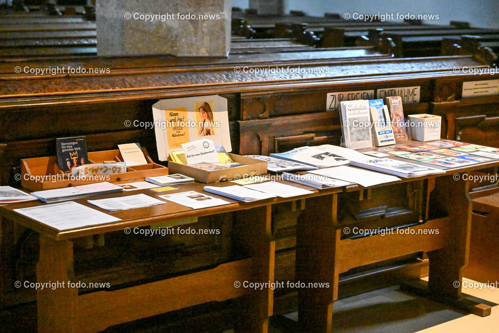 Grein_ Kirche_ 05.02.2024-6 | 05.02.2024, Grein, AUT, Reportage Kirche Grein, Oberoesterreich, im Bild Kirche, Gotteshaus, Kirchturm, Innenraum, Informationsmaterial, Broschueren