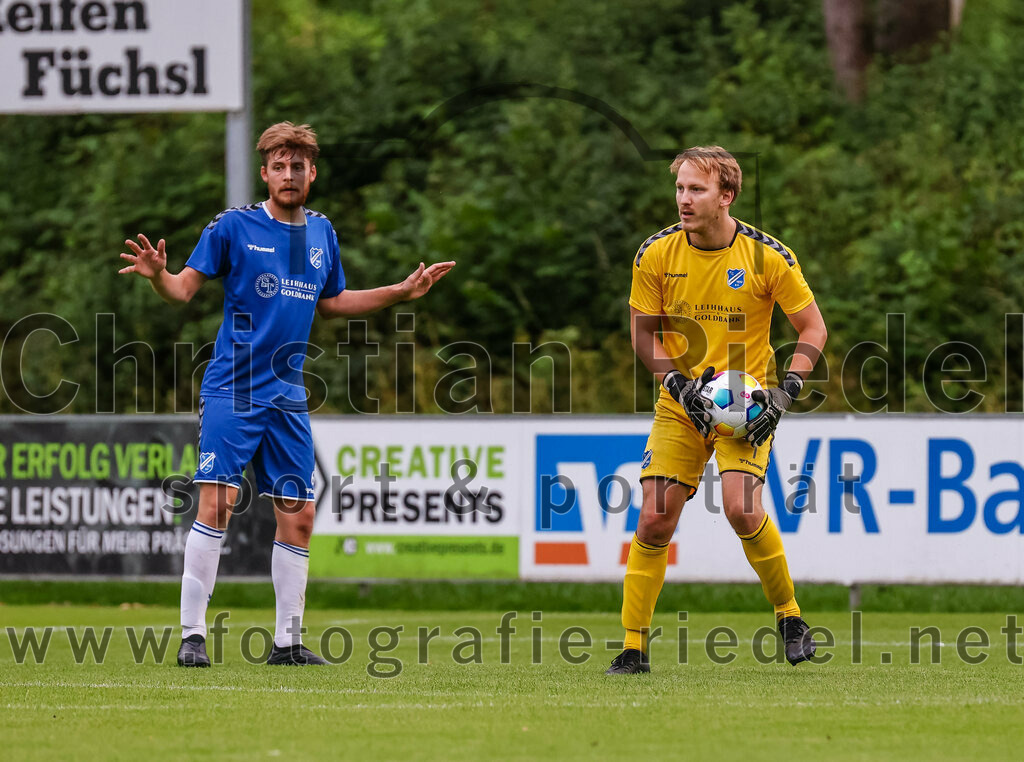 2023-08-04_105_FC_Forstern_gegen_FC_Langengeisling_II | Forstern, Deutschland, 04.08.2023:
Fußball, Kreisklasse 2023 / 2024, 1. Spieltag, FC Forstern gegen FC Langengeisling II, Endergebnis: 2:1

Philipp Attensberger (FC Langengeisling, #6), Torwart Christian Bernhardt (FC Langengeisling, #1)

Foto: Christian Riedel / fotografie-riedel.net