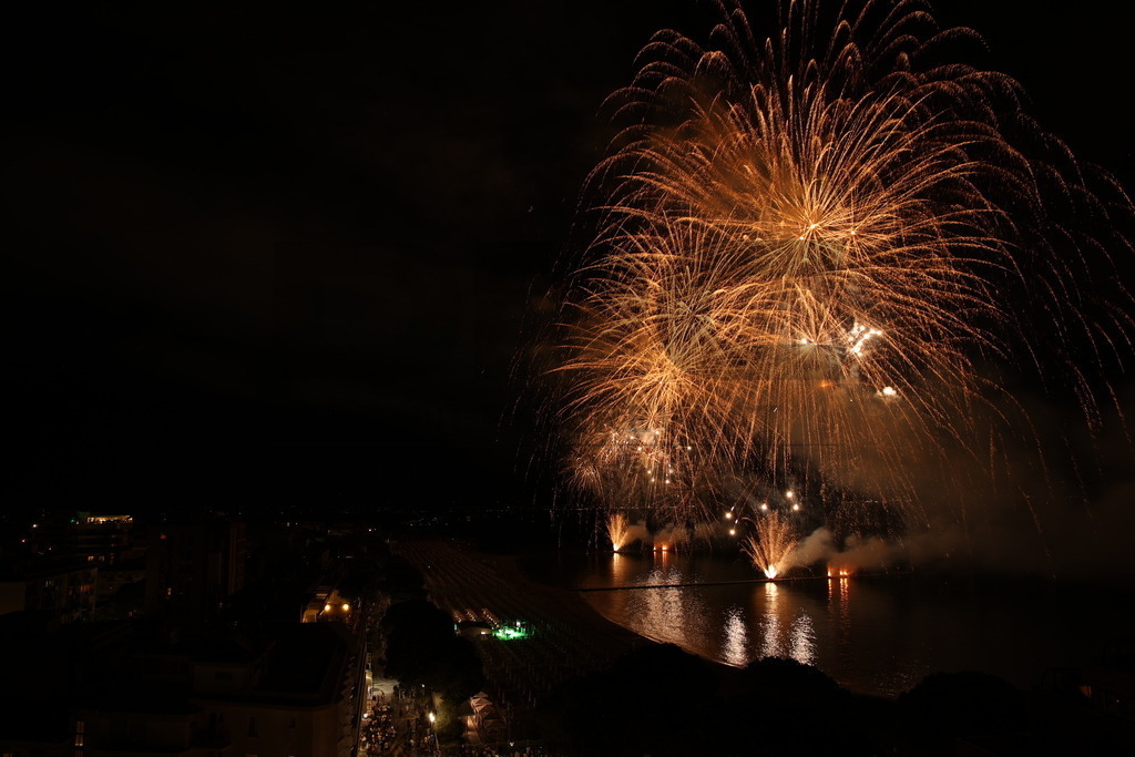 Ferragosto Fireworks in Grado, Italy | GRADO, ITALY, 15.AUG.26 - FIREWORKS - Ferragosto fireworks over the Adriatic Sea in Grado, Italy. Colorful fireworks light up the night sky above the beach, coastline and waterfront during the traditional summer celebration. - Realisiert mit Pictrs.com